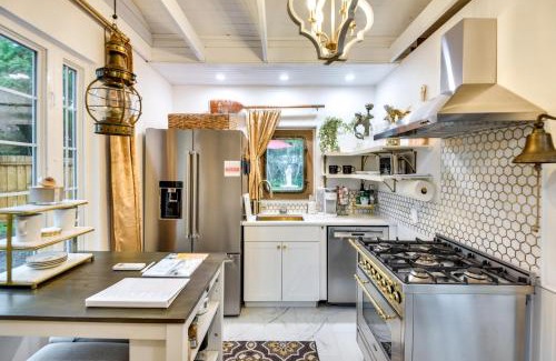 New Smyrna Beach Maison | New Smyrna Beach Cottage about 1 Mi to Downtown!