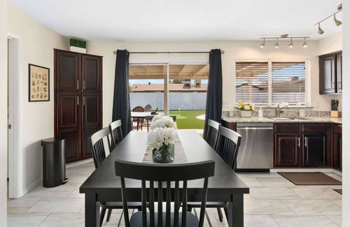 Glendale Maison | *NEW* Southwest Pool Oasis! Ping Pong & Mini Golf!