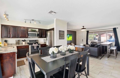 Glendale Maison | *NEW* Southwest Pool Oasis! Ping Pong & Mini Golf!