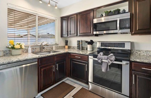 Glendale Maison | *NEW* Southwest Pool Oasis! Ping Pong & Mini Golf!