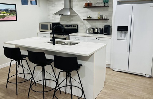 Edgewater Maison | NEW spacious 1 Bedroom suite near Sloan's Lake