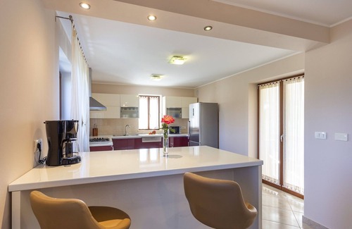 Zabrezani Appartement | NOUVEAU!! Appartement spacieux et luxueux avec piscine privée de 50m2!