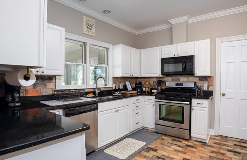 Macon Maison | NEW! Spacious & kid friendly - great for the whole fam! Close to everything!