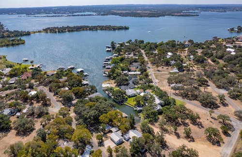 Marble Falls Maison | *New* Spacious, lakefront home in Granite Shoals w/ boat parking
