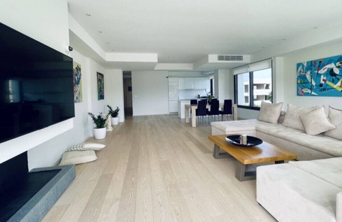 Elliniko Maison | Appartement neuf, spacieux et moderne de 140 m2, grande piscine à usage commun.