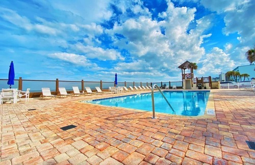 Bostwick Park Appartement | NEW! Stunning Ocean Front Studio Private Balcony
