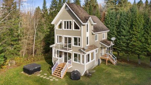 Saint-Calixte Chalet De Ski | *NEW* Stunning Waterfront Bright Chalet with Spa