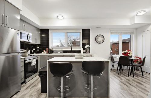 Niagara Falls Appartement | NEW Stylish 2BR Suite With Sofa Bed, 7 Mins to Niagara Falls and Sleeps 6
