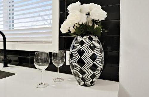 Niagara Falls Appartement | NEW Stylish 2BR Suite With Sofa Bed, 7 Mins to Niagara Falls and Sleeps 6