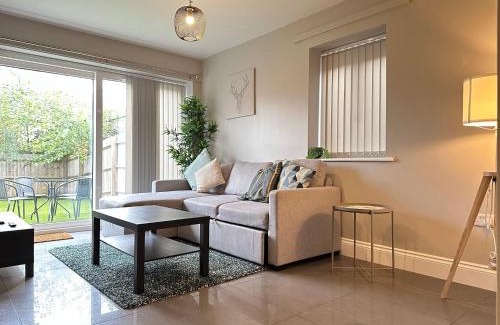 Smethwick Maison | New Stylish House - Sleeps 7 - Free Parking - Contractors Welcome - Wifi