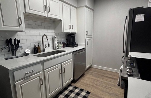 South Lamar Appartement | NEW Stylish SoLa Oasis - Pool View, Gym+ Office