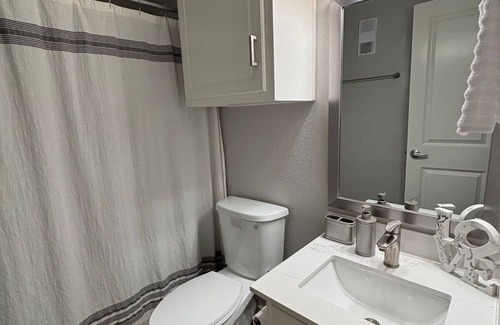 South Lamar Appartement | NEW Stylish SoLa Oasis - Pool View, Gym+ Office