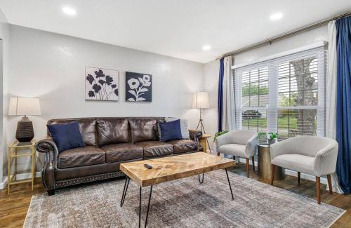 South Arlington Maison | New! The Prairie House with Cowboy Pool & Fire Pit