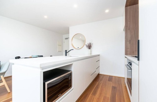 Turner Appartement | New to VRBO: Beautiful Art Apartment near Tram and Shops!