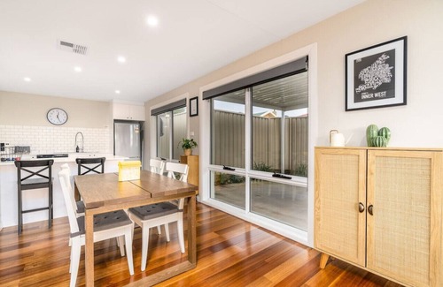 Chifley Maison | New to VRBO: Comfy and Modern House w/ Outdoor Dining & WiFi