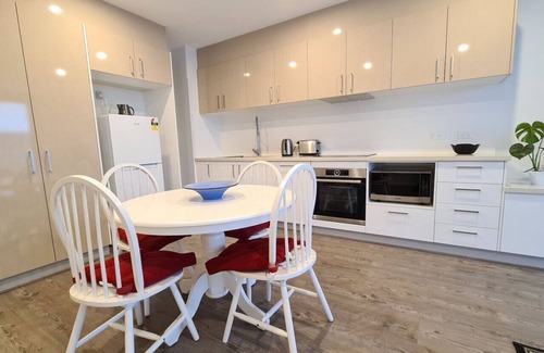 Kingston Appartement | New to VRBO: Kingston Foreshore Contemporary Apartment