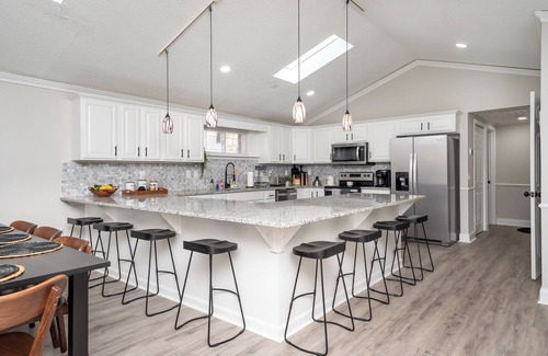 Waterloo Maison | ✨New to VRBO✨ Lakefront Getaway: Fire Pit ~ Dock ~ Games ~ Family & Pet Friendly