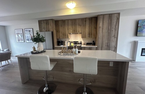 Oakville Maison | New townhouse for rent - 4 Bedrooms, 3.5 baths, 2 Car garage, WFH setup.