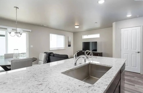 Tri-Cities Maison | New Townhouse! Private Yard & Garage 3/2.5 #5750