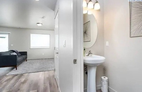 Tri-Cities Maison | New Townhouse! Private Yard & Garage 3/2.5 #5748