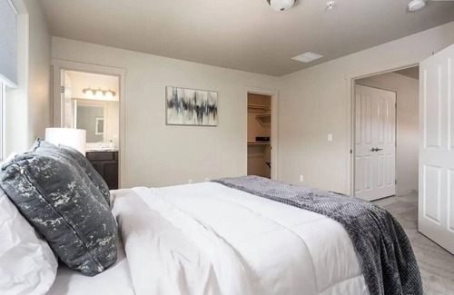 Tri-Cities Maison | New Townhouse! Private Yard & Garage 3/2.5 #5748
