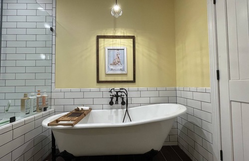 Martinsburg Maison | ►New! Unique Custom Crafted Train Station Lodge W/ private walking trails