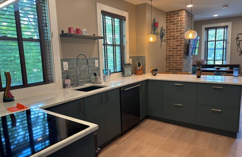 Historic Downtown Appartement | NEW! Urban Oasis, Chic 3-BR 2-BA Corner Unit, Steps Away from NYC!