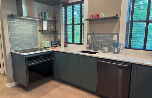 Historic Downtown Appartement | NEW! Urban Oasis, Chic 3-BR 2-BA Corner Unit, Steps Away from NYC!