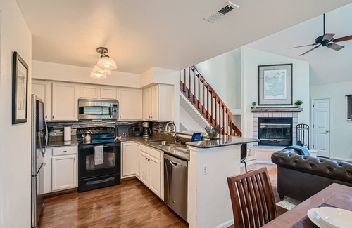 Meadow Hills Copropriété | New! Urban Oasis - Pool Access - Fireplace - 30 Day Rental