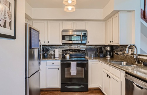 Meadow Hills Copropriété | New! Urban Oasis - Pool Access - Fireplace - 30 Day Rental