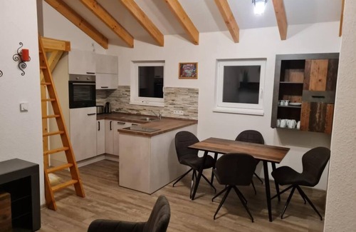 Protzel Maison | NEW! Vacation home by the lake