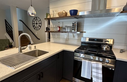 Paradise Estates Maison | New Vacation Home near Mt Rainier. We now have Wi-Fi. We do not allow pets.