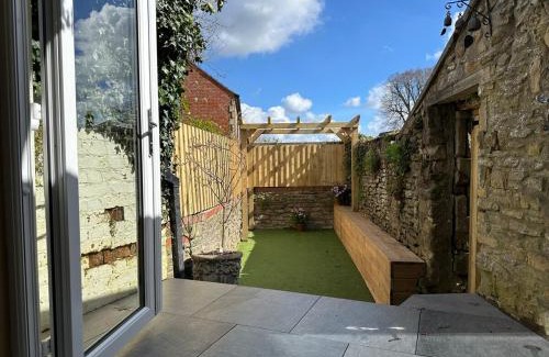 Frome Maison | NEW Victorian Residence - sleeps 12
