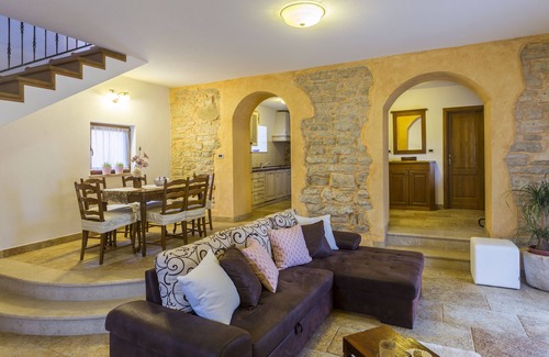 Orihi Villa | NOUVEAU!! VILLA ROY AVEC POLL PRIVÉ EN ISTRIE CENTRALE - DERNIÈRE MINUTE
