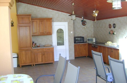 Siofok Aranypart Villa | Nouvelle villa avec air conditionné à Siófok avec grande piscine, à seulement 100m de la plage