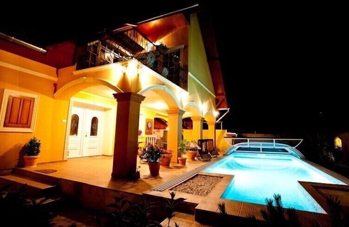 Siofok Aranypart Villa | Nouvelle villa avec air conditionné à Siófok avec grande piscine, à seulement 100m de la plage