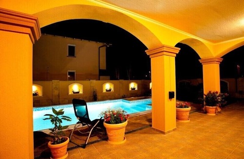Siofok Aranypart Villa | Nouvelle villa avec air conditionné à Siófok avec grande piscine, à seulement 100m de la plage