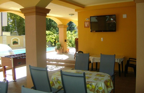 Siofok Aranypart Villa | Nouvelle villa avec air conditionné à Siófok avec grande piscine, à seulement 100m de la plage