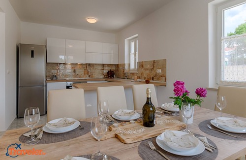Pinezici Villa | Nouvelle villa en pierre avec piscine, à 600 mètres de la plage, vue sur la mer, endroit calme