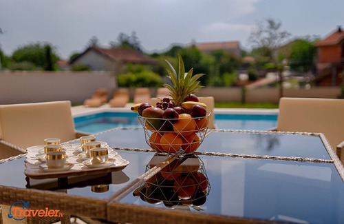 Pinezici Villa | Nouvelle villa en pierre avec piscine, à 600 mètres de la plage, vue sur la mer, endroit calme