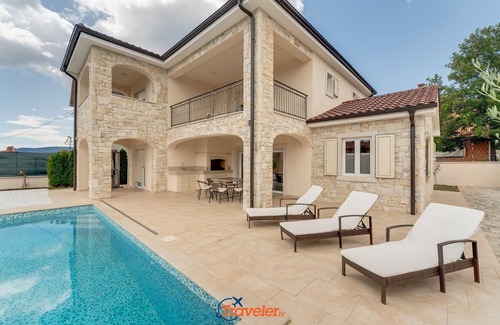 Pinezici Villa | Nouvelle villa en pierre avec piscine, à 600 mètres de la plage, vue sur la mer, endroit calme