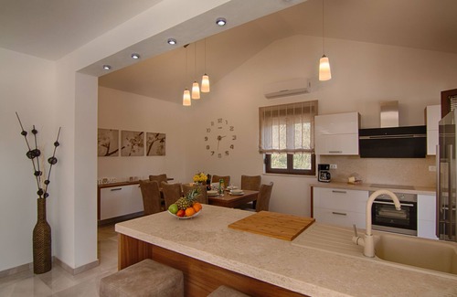 Pinezici Villa | Villa neuve avec piscine, à 500 mètres de la plage, barbecue, vue sur la mer, endroit calme
