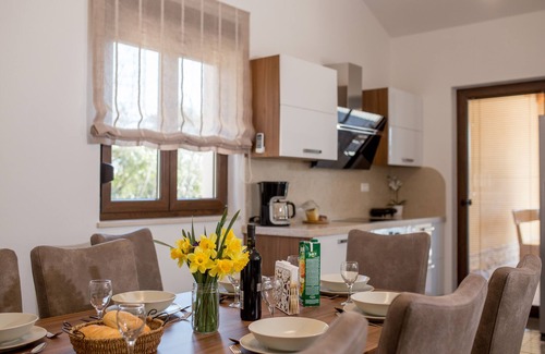 Pinezici Villa | Villa neuve avec piscine, à 500 mètres de la plage, barbecue, vue sur la mer, endroit calme