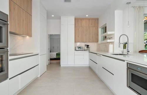 Northeast Coconut Grove Maison | NEW! Vizcaya Salt Water Pool House w Spa & Outdoor Kitchen