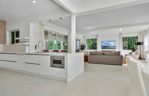 Northeast Coconut Grove Maison | NEW! Vizcaya Salt Water Pool House w Spa & Outdoor Kitchen