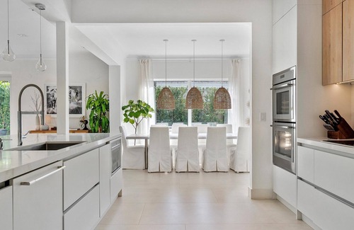 Northeast Coconut Grove Maison | NEW! Vizcaya Salt Water Pool House w Spa & Outdoor Kitchen