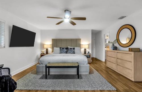 Poinsettia Heights Maison | New Waterfront Oasis Mins Beach, Eats, Shop