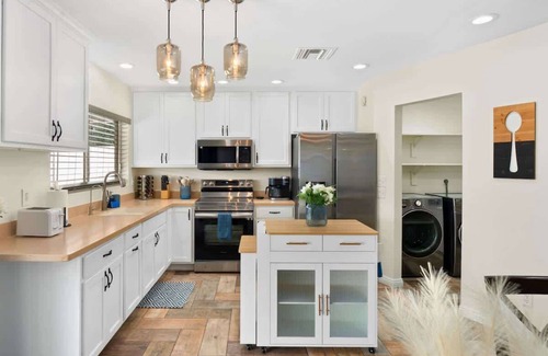Glendale Maison | *NEW* Western Desert Pool Oasis! Fire Pit & Grill!