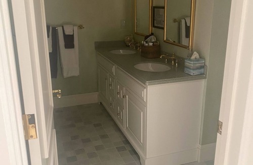 Stratham Chalet De Ski | New Years & Christmas Getaway - 10 Bedroom Mansion for Large Families Seeking Luxury Hottub, Theater