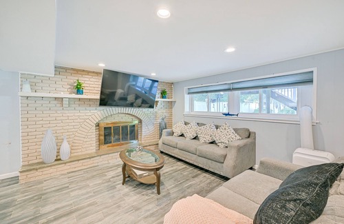 North Great River Appartement | New York Abode w/Pool & Patio, Near Times Square!